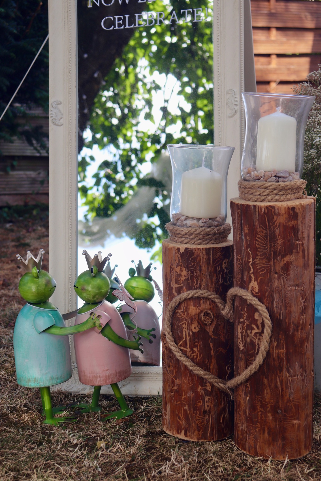 Wedding decorations with candles, a rope heart and frog figurines